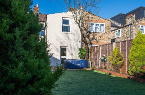 Cann Hall House | Immaculate 2-Bed House in London