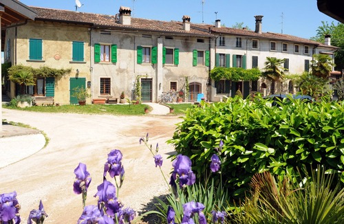 Ponti sul Mincio House | In private courtyard Whole house 200 sqm kitchen, living room, 3 rooms each with bathroom