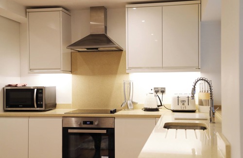 Hemel Hempstead Apartment | in the charming Old Town one minute walk from shops, cafes, pubs & large park.