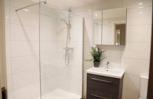 Hemel Hempstead Apartment | in the charming Old Town one minute walk from shops, cafes, pubs & large park.