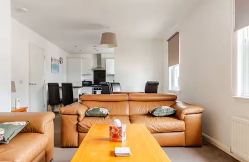 Irvine Apartment | Irvine Harbor Apartments | Easy, Flexible Stays | Free Parking & Fast WiFi