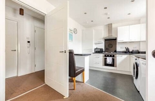 Irvine Apartment | Irvine Harbor Apartments | Easy, Flexible Stays | Free Parking & Fast WiFi