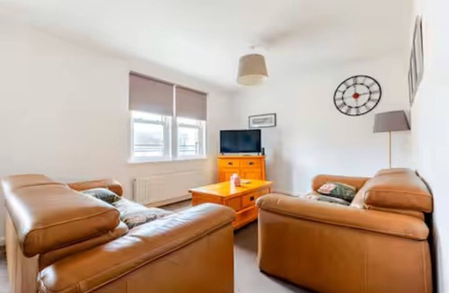 Irvine Apartment | Irvine Harbor Apartments | Easy, Flexible Stays | Free Parking & Fast WiFi