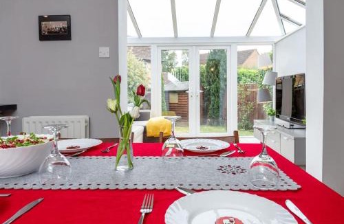 Stevenage House | iStay Here Ltd - 1 Bed House with Wifi and Parking - An African Adventure
