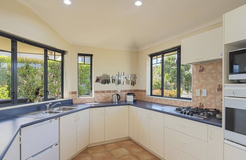 Britannia Heights House | Jacaranda - Revel in the Panoramic Views