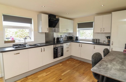 Broughton Cottage | JAMES VILLE MARINA LODGE 9, with hot tub in Brigg