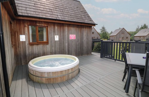 Broughton Cottage | JAMES VILLE MARINA LODGE 9, with hot tub in Brigg