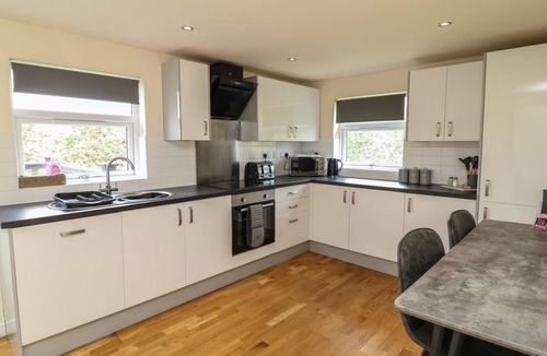 Brigg Cottage | JAMES VILLE MARINA LODGE 9, with hot tub in Brigg