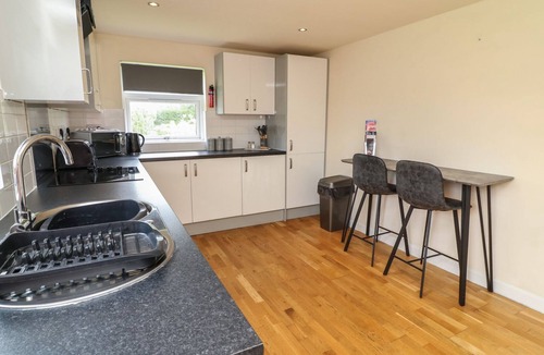 Brigg Cottage | JAMES VILLE MARINA LODGE 9, with hot tub in Brigg