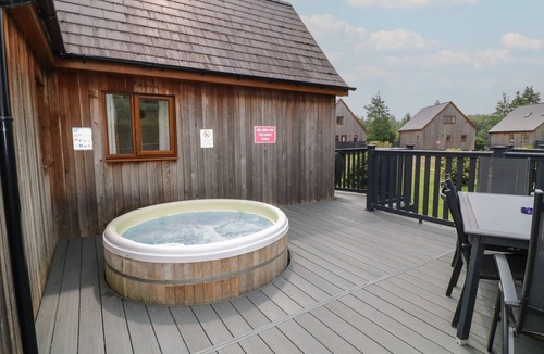 Brigg Cottage | JAMES VILLE MARINA LODGE 9, with hot tub in Brigg