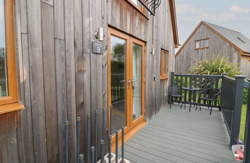 Brigg Cottage | JAMES VILLE MARINA LODGE 9, with hot tub in Brigg