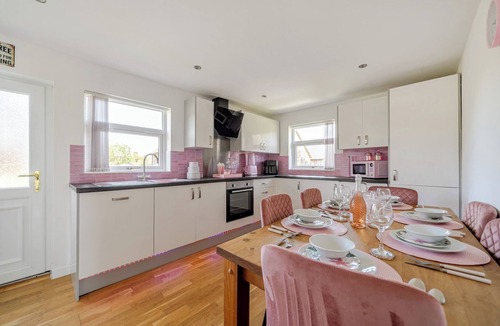 Brigg Cottage | JAMES VILLE MARINA LODGE 23, with hot tub in Brigg