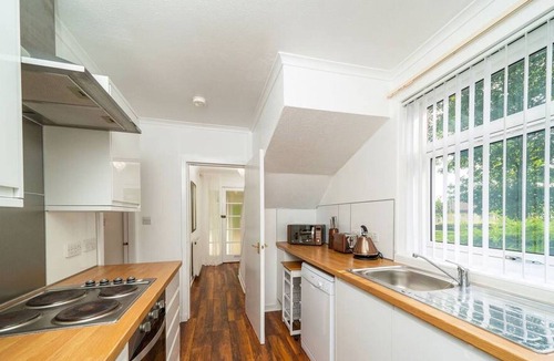 Inchinnan House | Jocks - Perfectly Placed Parklands Apartment!
