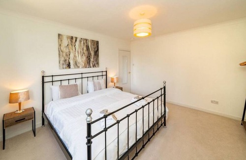 Inchinnan House | Jocks - Perfectly Placed Parklands Apartment!