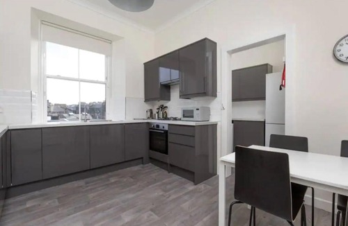 West End Apartment | JOIVY Central Edinburgh 4-Bed Home