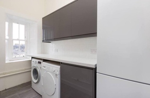 West End Apartment | JOIVY Central Edinburgh 4-Bed Home