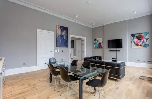West End Apartment | JOIVY Modern 1 bed flat next to Haymarket Station