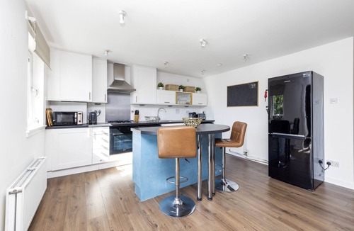 Slateford Apartment | JOIVY Stunning 2-Bed Flat W/Free Parking
