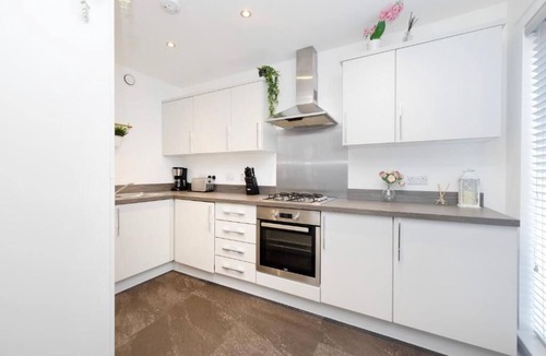Glasgow House | JOIVY Stylish House with Garden