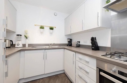 Glasgow House | JOIVY Stylish House with Garden