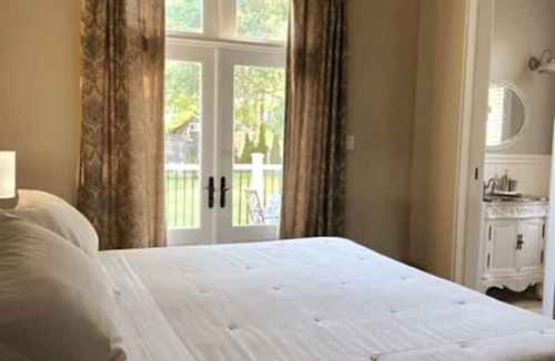 Jordan Harbour Bed & Breakfast | Jordan Station, Private King Suite with Parking & Harbour/Lake Views