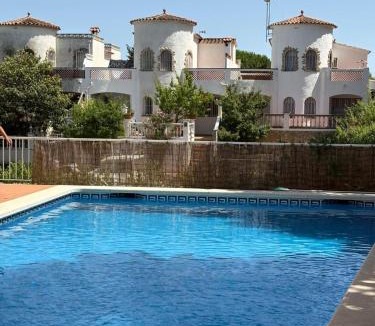 Empuriabrava Ski Chalet | Jouvacations Villa 3 Freser con piscina compartida
