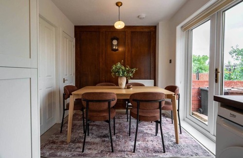 North West House | Kelvin House, 3BR, Free Parking & Private Garden