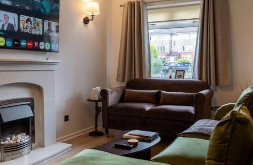 North West House | Kelvin House, 3BR, Free Parking & Private Garden