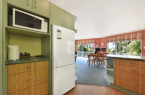 Moetapu Bay House | Kereru Retreat at Moetapu Bay