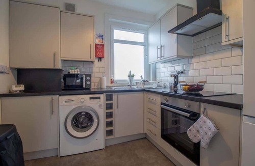 Hamilton Apartment | Kerr Apartment - Spacious 4-Bed Flat in Hamilton