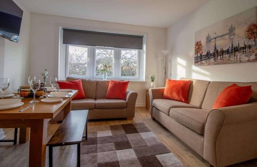 Hamilton Apartment | Kerr Apartment - Spacious 4-Bed Flat in Hamilton