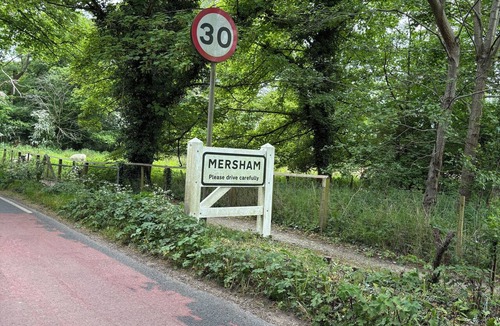 Mersham Apartment | Kick back and relax in this stylish apartment, 12 mins from Le Shuttle