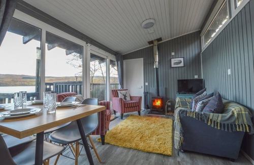 Taynuilt Cabin | Kilchurn Cabin - Loch side log cabin with hot tub & stunning views across loch