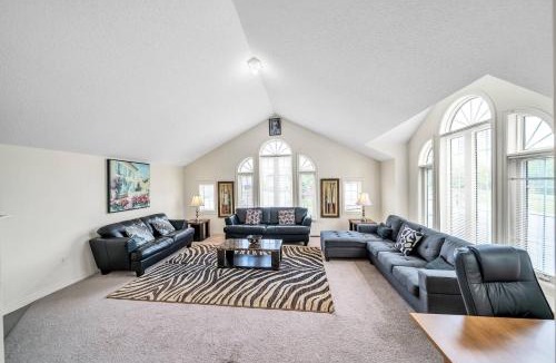 Ajax House | King Bed, 4 TVs, MAJOR INTERNATIONAL SPORTING EVENT Sports Channels And More