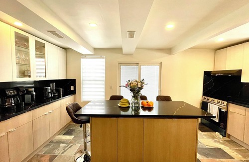 Old Town Historic District Cottage | King's Gate Old Town Luxury Home｜Walk to Shaw & Lake｜4 King Beds｜BBQ｜EV Charger