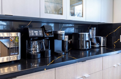 Old Town Historic District Cottage | King's Gate Old Town Luxury Home｜Walk to Shaw & Lake｜4 King Beds｜BBQ｜EV Charger