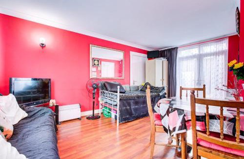 Higham Hill Apartment | king size bed