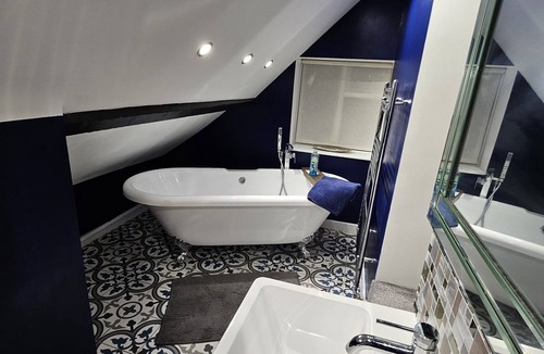 Tring Bed & Breakfast | King size Bed with Roll top bathroom en-suite