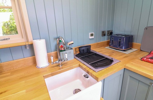 Aston Cottage | KINGFISHER HUT, romantic, with a garden in Sheffield