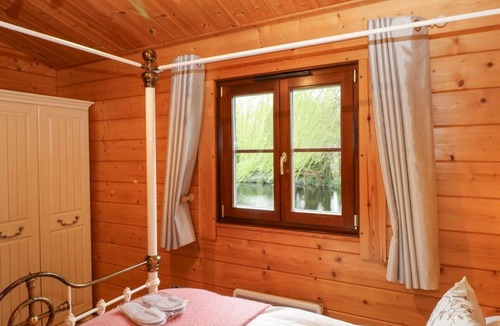 Badwell Ash Cabin | Kingfisher Lodge, Badwell Ash.