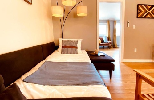 Inner Harbour Apartment | KingstonStays The Neighbourhood, Expansive loft, free parking