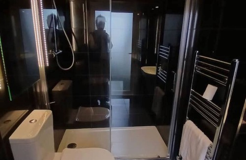 Prestwick Bed & Breakfast | Kintyre Double Suite, Lounge, bedroom, ensuite bathroom, sleeps 2 (Double)