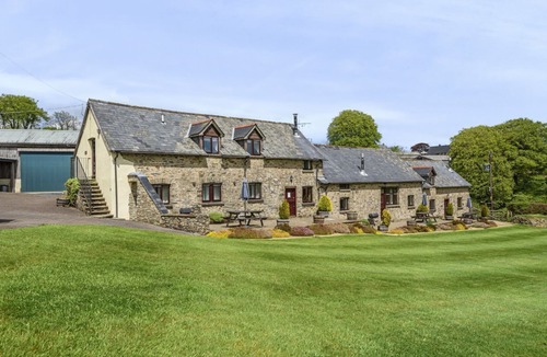 Hawkridge Cottage | Kiri - sleeps 6 guests in 3 bedrooms