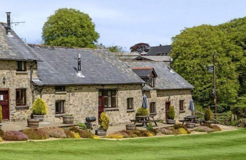 Hawkridge Cottage | Kiri - sleeps 6 guests in 3 bedrooms