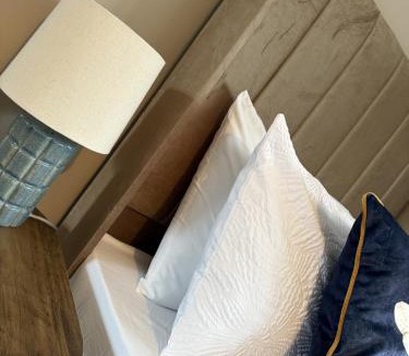 Clydebank Apartment | Knowes Apartment