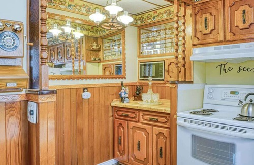 Niagara Falls House | L'Anciennce Indigo - Vintage Stay Hot Tub BBQ!