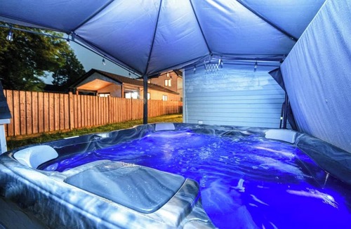 Niagara Falls House | L'Anciennce Indigo - Vintage Stay Hot Tub BBQ!
