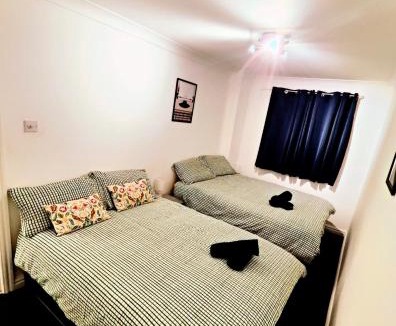Tollcross Apartment | La Casita, Quarry - 2 bedroom Entire Apartment with Free Parking