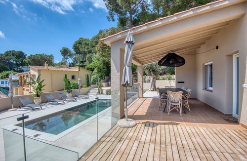 Pals Ski Chalet | LA MAISON DES VACANCES: Beautiful house with private pool and sea views in Pals