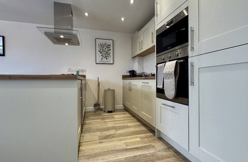Doncaster Apartment | Lake Front 2 Bedroom Apartment | Free Parking